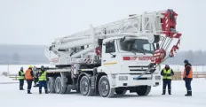 Из чего складывается цена аренды автокрана 35 тонн в Екатеринбурге: взгляд сквозь призму стали, бетона и времени
