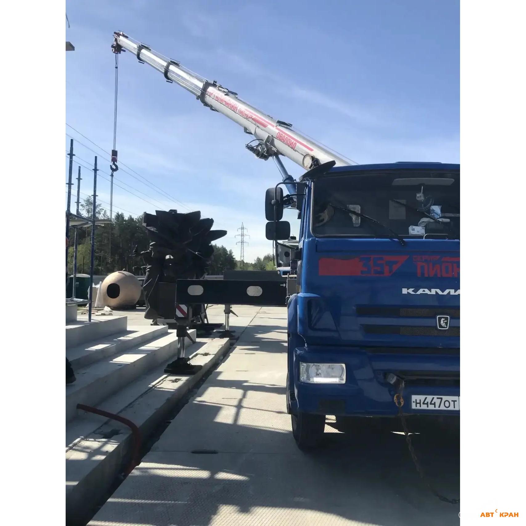 автокран в работе